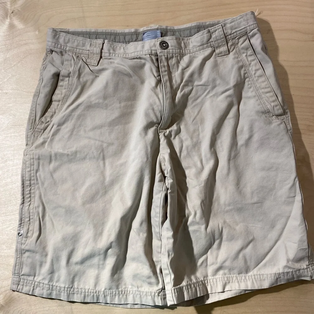 Columbia Omi-Shield Men's Tan Shorts size 36 x 11 (LU)